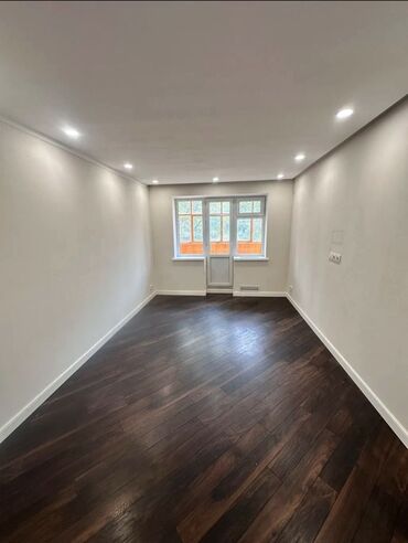 продам 3 х ком кв в мкр: 1 комната, 33 м², 104 серия, 3 этаж, Евроремонт