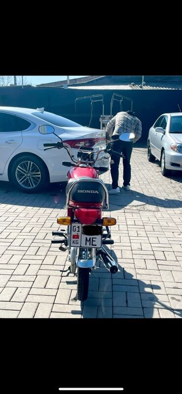 мотоцикл с коляской: Мотоцикл Honda красного цвета, оснащенный сиденьем для водителя и