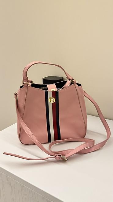 Çantalar: Tommy Hilfiger qadın çantası – açıq çəhrayı rəngdə, mərkəzdə brendin — 1
