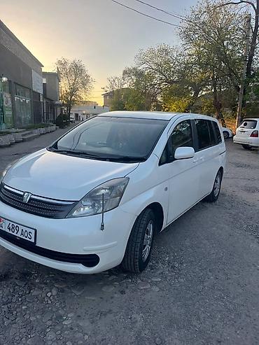 Toyota Isis: 2004 г., 1.8 л, Автомат, Бензин, Минивэн