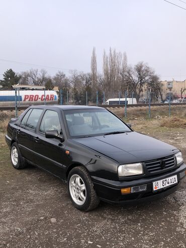 mazda demio машына: Volkswagen Vento: 1992 г., 1.8 л, Механика, Бензин, Седан