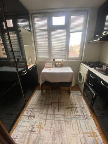 Uzunmüddətli kirayə mənzillər: Nizami rayonu, Neftçilər metrosunun yanında, köhnə tikili, 5 mərtəbəli — 8