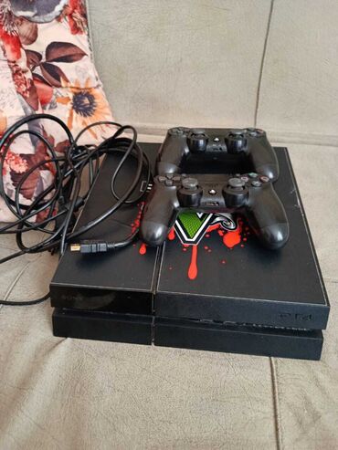 PS4 (Sony Playstation 4): PlayStation 4 oyun konsolu, iki ədəd DualShock 4 oyun idarəedicisi ilə