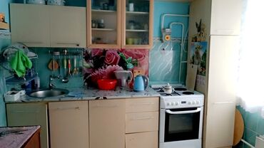 токмок продажа: Всё за 18000:Кухонный гарнитур 8000,Журнальный стол (без царапин и
