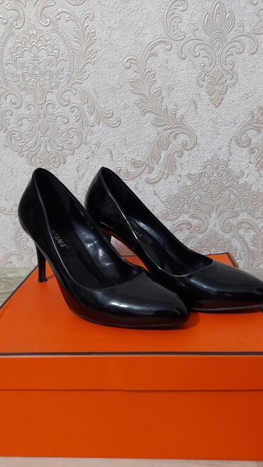 женская обувь размер 39: Туфли Б/У. Размер:39. Цвет:Чёрный. В хорошем состоянии