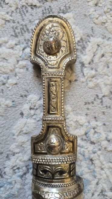 Əntiq vazalar: Qafqaz üslubunda bəzəkli xəncər – qabıyla birlikdə - Material: metal