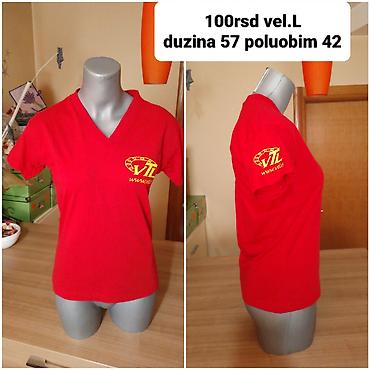 tktx original: Crvena majica sa V‑izrezom, kratki rukav. Brendirani žuti logo „VTL“ i — 1