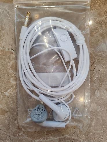 mp3 pleyer: Ağ rəngli simli qulaqlıq - Bağlantı: 3.5 mm stereo jack (qızılı uclu) — 1