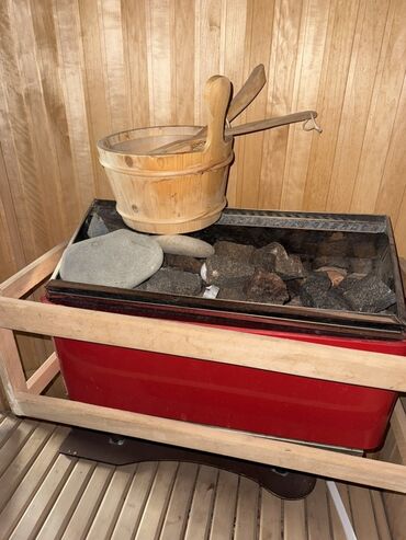 Ventilyatorlar: Sauna sobası, saunanız üçün nəzərdə tutulmuş, daşlar və qırmızı rəngli