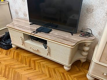Qonaq otağı dəstləri: Klassik üslubda dəst mebel – qonaq otağı üçün tam komplekt. Tərkibi — 2