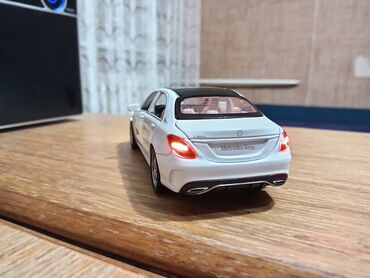 Igračke: Nov metalni model automobila Mercedes C-klasa. Pale mu se prednja i — 7
