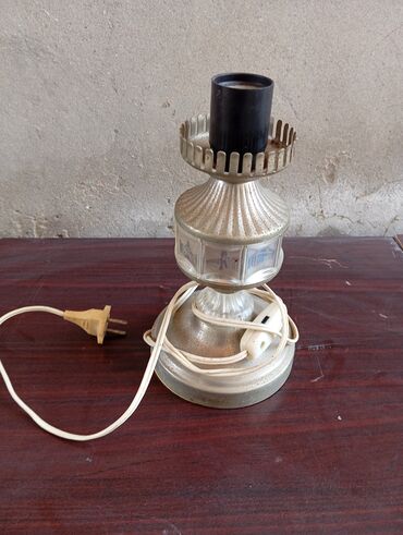 gece isiqlari: Retro üslubda, metal və şüşədən hazırlanmış stolüstü lampa. Yataq