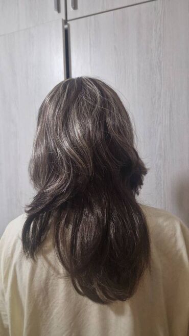 Müxtəlif modeldə və stildə olan pariklər, yenidir, istifadə edilməyib