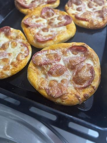 Готовые блюда, кулинария: Мини-пиццы с колбасой и сыром - Формат: небольшие круглые порции — 1