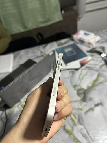 оригинальные аирподсы 1: IPhone 13белый цвет (Starlight). Компактный корпус с плоскими гранями — 3