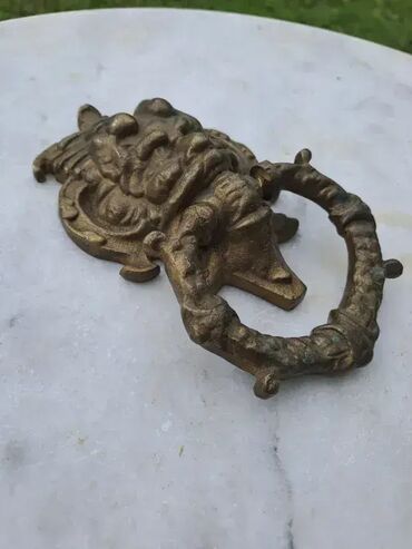 Ostali antikviteti: Bronzani zvekir, prodaju se u vidjenom stanju. Cena za konje 10000 — 1