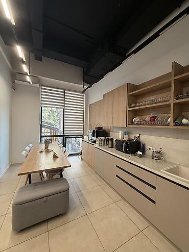 ихлас: Продажа офисов 186 м², С ремонтом, Многоэтажное здание, 1 этаж — 8
