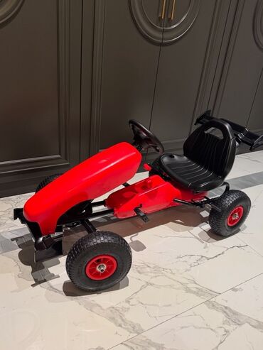 putlu maşın: Uşaqlar üçün hazırlanmış bu pedal kartı, parlaq qırmızı rəngdə və qara