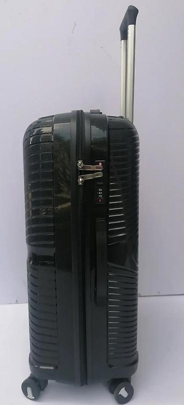 Putni koferi i torbe: Crni čvrsti kofer sa teksturiranim dizajnom, idealan za putovanja — 9