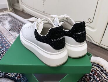 обувь белая: Продается почти новые кеды,оригинал,покупала очень дорого,мягкая
