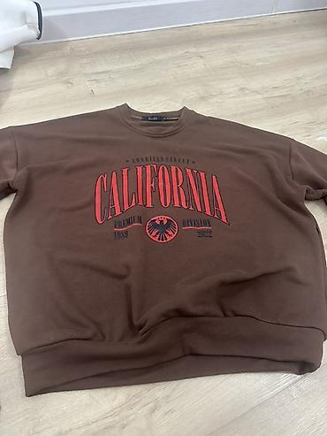on cloude: Размер S/M.Свитшот коричневого цвета с принтом “CALIFORNIA” - Модель — 1