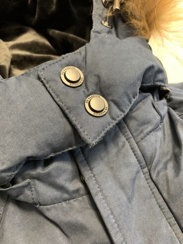 Верхняя одежда: Продаю зимнюю детскую куртку, тёмно‑синяя. Куртка почти новая, носили — 6