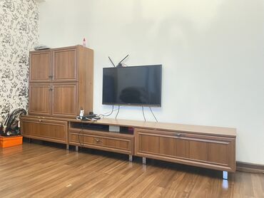 зеркало с тумбой: 1. Комод -3000 сом 
2. Тумба ТВ зона 5000 сом
3. ТВ 40д. 5000 сом