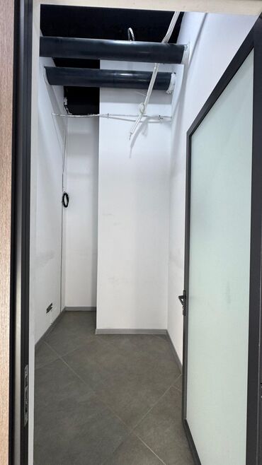 Аренда офисов: Сдаю Аренда офисов, 213 м², В жилом комплексе, С отдельным входом, С отдельным сан узлом, С системой безопасности — 8