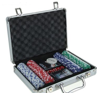 теннис столу: Набор для покера в металлическом кейсе(карты 2 колоды,фишки 300,5