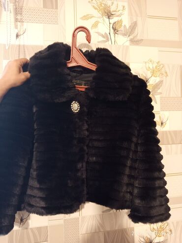Cinslər: Qısa qara kürk jaket - Rəng: dərin qara - Model: qısa, belə qədər;