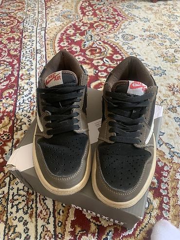 Кроссовки низкие в стиле Nike Air Jordan 1 Low (цвет at lalafo.kg Кроссовки низкие в стиле Nike Air Jordan 1 Low (цвет