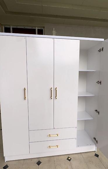 deri divan: Ağ rəngli 3 qapılı paltar dolabı - Minimalist dizayn, qızılı — 1