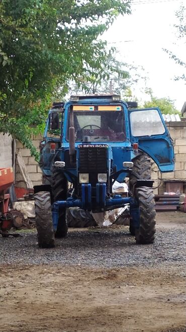 Traktorlar: Mavi rəngli MTZ tipli kənd təsərrüfatı traktoru. Texniki xüsusiyyət — 15