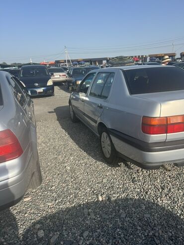 авто бу в рассрочку от частного лица: Продается серебристый седан Volkswagen Jetta. Автомобиль имеет