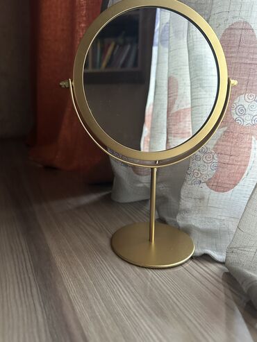 Күзгүлөр: Характеристика: Настольное зеркало с круглой рамкой в золотом цвете