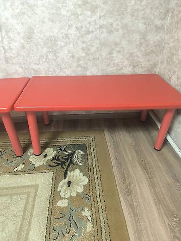 столик пластиковый: Низкий прямоугольный столик/скамья ярко‑красного цвета. - Материал — 1