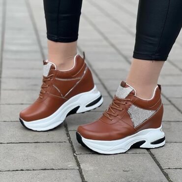 Women's Sneakers and athletic shoes: Cena 4800din
Br36-40
Skrivena peta 9cm — 11