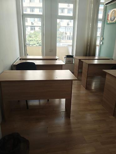 ofis masa: Ofis/iş masası – ağac teksturası, sadə və funksional dizayn Ofis — 1