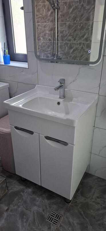 мойка для кухни с тумбой: Продаю Раковину и с тумбой под раковину белого цвета с двумя дверцами