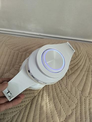 nar gundelik internet: Aşağıdakı xüsusiyyətlərə malik simsiz over‑ear qulaqcıq: - Rəng: ağ - — 2