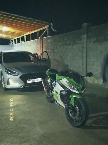 мото кийим: Спортивный мотоцикл в стиле Kawasaki Ninja, зеленый с белыми и черными — 1