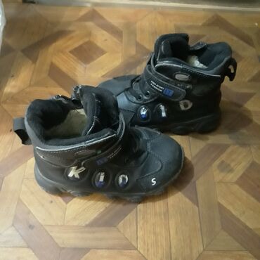 зимние обувь мужская: Детские зимние теплые непромокаемые ботинки. Отдам всего за 200 сом!