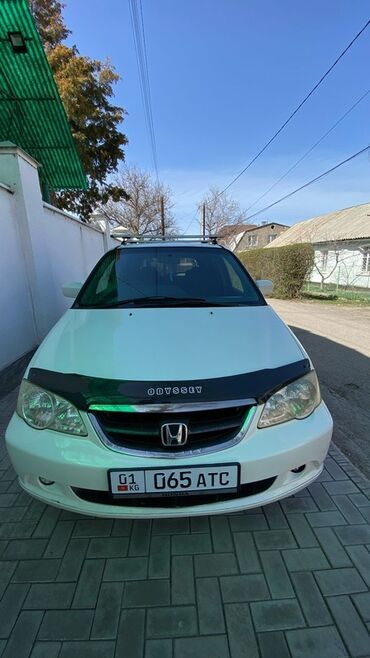 Honda: Белый минивэн Honda Odyssey с багажником на крыше. Автомобиль оснащен