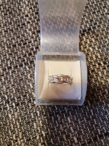 prstenovi za salvete: Nov, predivan masivan srebrni prsten, srebro 925.potpuno je nov