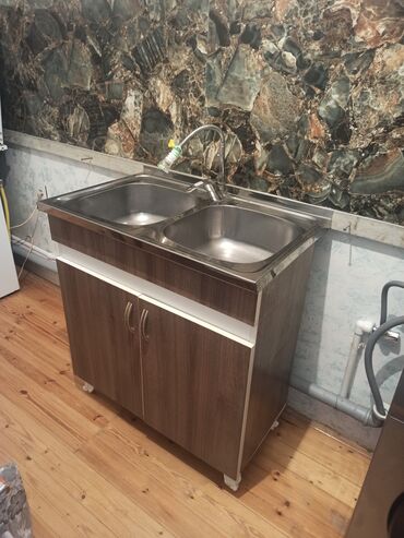 kuxna moykası: Çox yaxşı vəziyyətdədir az işlədilib moykası dərin və 2 dənəlidir