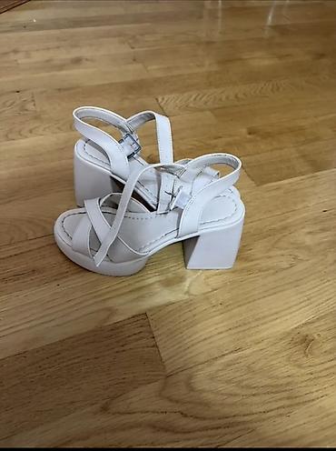 Ağ rəngli qadın sandaleti - Model: Açıq burunlu, çoxzolaqlı sandal -