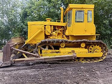 saqman yuk masini: Buldozer, paletli şassi və ön bıçaqlı torpaq itələmə avadanlığı Matoru — 1