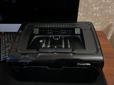 Настольные ПК и рабочие станции: HP LaserJet P1102w modeli lazer printer. Bu printer, sənədlərin
