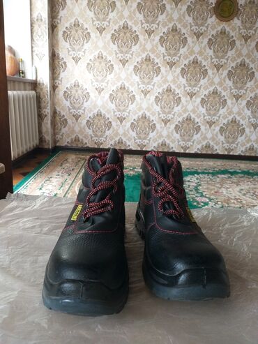 сапоги рабочие: Продам спец обувь! ботинки женские в чёрном и красно-чёрном цвете 36
