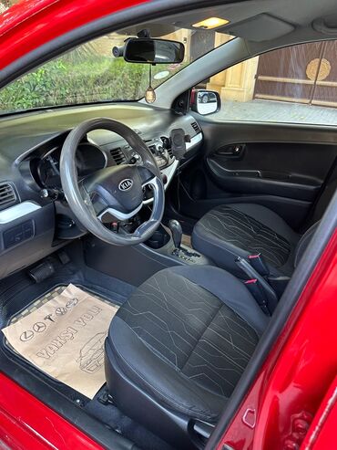 Kia: Kia Picanto, qırmızı rəng, hetçbek kuzov. Xüsusiyyətlər: - Kompakt — 8